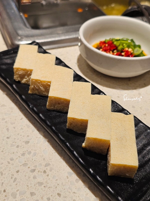 台北食記|海底撈火鍋信義微風南山店:傳承台灣一號店精神!三月兩老慶生大禮包、川劇變臉、會跳動的蛙?初體驗驚喜全紀錄 - 第33張圖 海底撈湯底推薦-凍豆腐