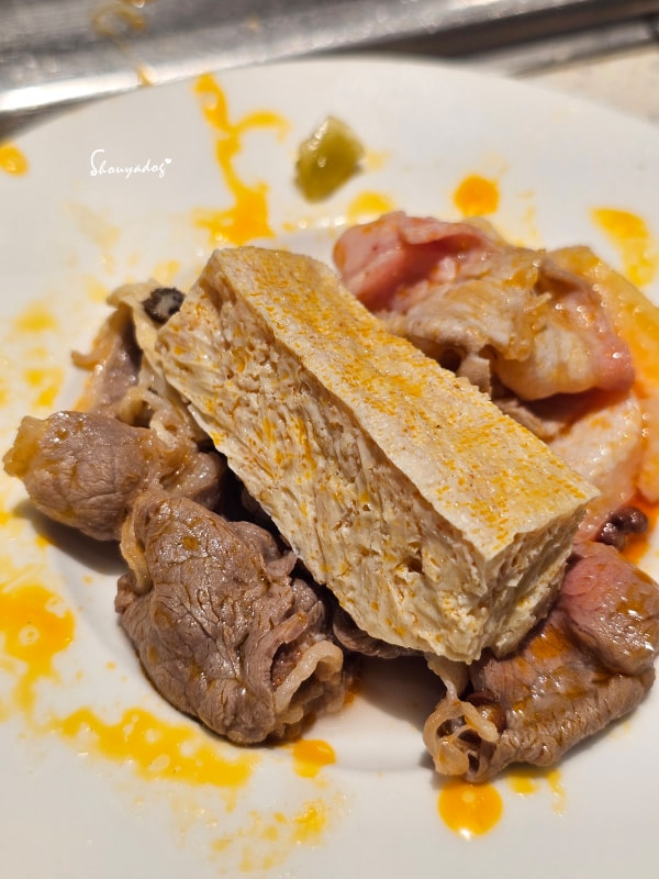 台北食記|海底撈火鍋信義微風南山店:傳承台灣一號店精神!三月兩老慶生大禮包、川劇變臉、會跳動的蛙?初體驗驚喜全紀錄 - 第34張圖 海底撈湯底推薦-凍豆腐-吸滿湯汁