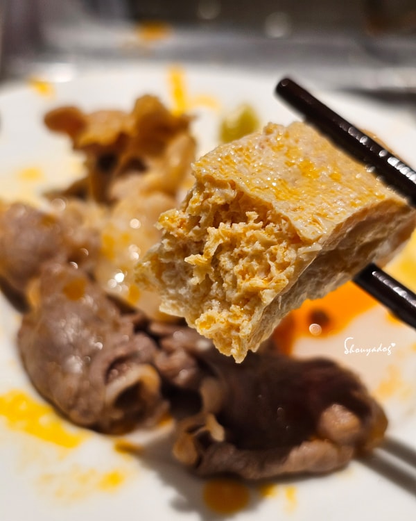 台北食記|海底撈火鍋信義微風南山店:傳承台灣一號店精神!三月兩老慶生大禮包、川劇變臉、會跳動的蛙?初體驗驚喜全紀錄 - 第35張圖 海底撈湯底推薦-凍豆腐-美味孔洞斷面