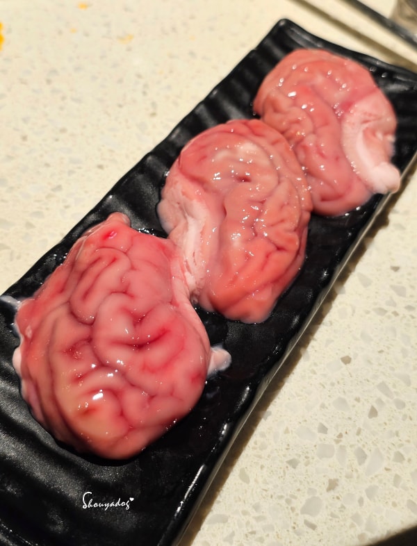 台北食記|海底撈火鍋信義微風南山店:傳承台灣一號店精神!三月兩老慶生大禮包、川劇變臉、會跳動的蛙?初體驗驚喜全紀錄 - 第44張圖 海底撈湯底推薦-撈派豬腦花