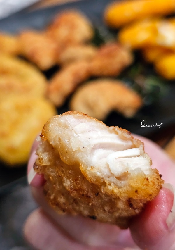 紅龍雞塊開箱|比麥當勞還好吃的居家宵夜!塔香鹹酥雞、爆爆起司條、台式無骨炸酥肉實測,Friday Night 的放縱食光 - 第7張圖 紅龍塔香鹹酥雞評價-扎實肉感-九層塔鹹酥雞