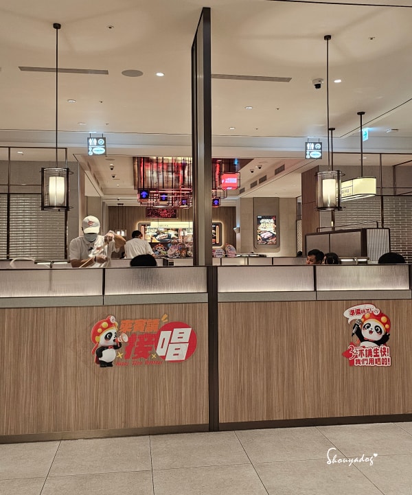台北食記|海底撈火鍋信義微風南山店:傳承台灣一號店精神!三月兩老慶生大禮包、川劇變臉、會跳動的蛙?初體驗驚喜全紀錄 - 第5張圖 海底撈信義微風南山店-門市外觀-台北捷運市政府站美食-一號店傳承-用餐環境