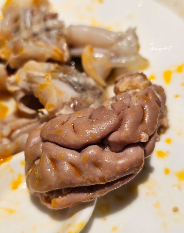 台北食記|海底撈火鍋信義微風南山店:傳承台灣一號店精神!三月兩老慶生大禮包、川劇變臉、會跳動的蛙?初體驗驚喜全紀錄 - 第46張圖 海底撈湯底推薦-撈派豬腦花-煮好的樣子
