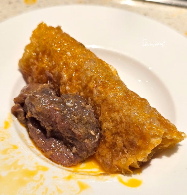 台北食記|海底撈火鍋信義微風南山店:傳承台灣一號店精神!三月兩老慶生大禮包、川劇變臉、會跳動的蛙?初體驗驚喜全紀錄 - 第37張圖 海底撈湯底推薦-煮好的響鈴卷
