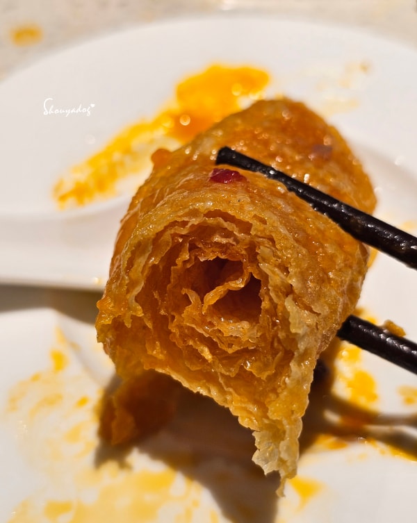 台北食記|海底撈火鍋信義微風南山店:傳承台灣一號店精神!三月兩老慶生大禮包、川劇變臉、會跳動的蛙?初體驗驚喜全紀錄 - 第38張圖 海底撈湯底推薦-煮好的響鈴卷-千層斷面