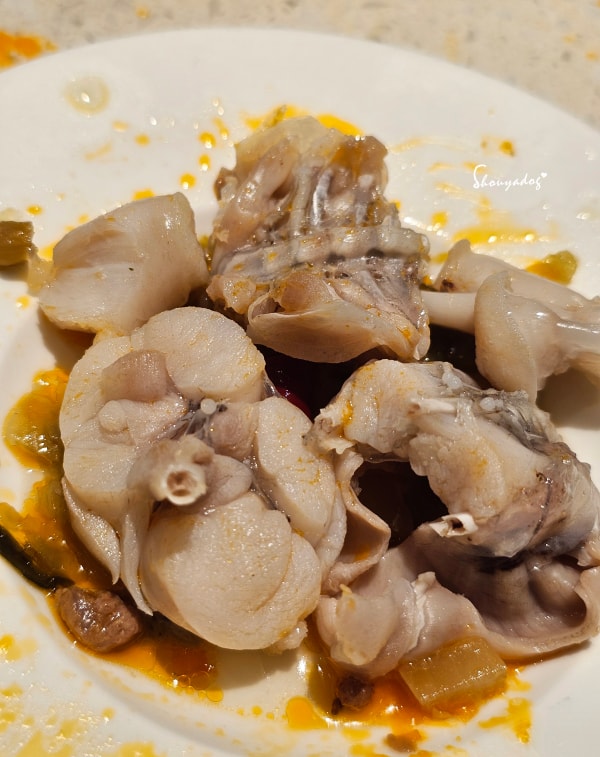 台北食記|海底撈火鍋信義微風南山店:傳承台灣一號店精神!三月兩老慶生大禮包、川劇變臉、會跳動的蛙?初體驗驚喜全紀錄 - 第48張圖 海底撈田蛙肉-新鮮跳動感-滑嫩口感實測-特色火鍋食材-煮好的樣子