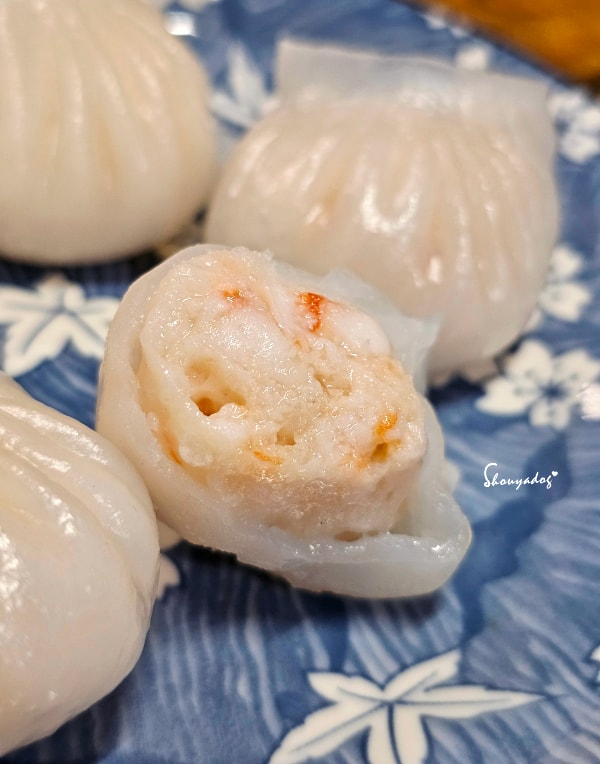 宅配港點推薦|凍了點心:蜜汁叉燒包、港式蘿蔔糕、鮮蝦餃皇的隱藏版蒸法,在家也能港式飲茶 - 第6張圖 鮮蝦餃皇-水晶皮Q彈蒸法-凍了點心推薦-多汁斷面