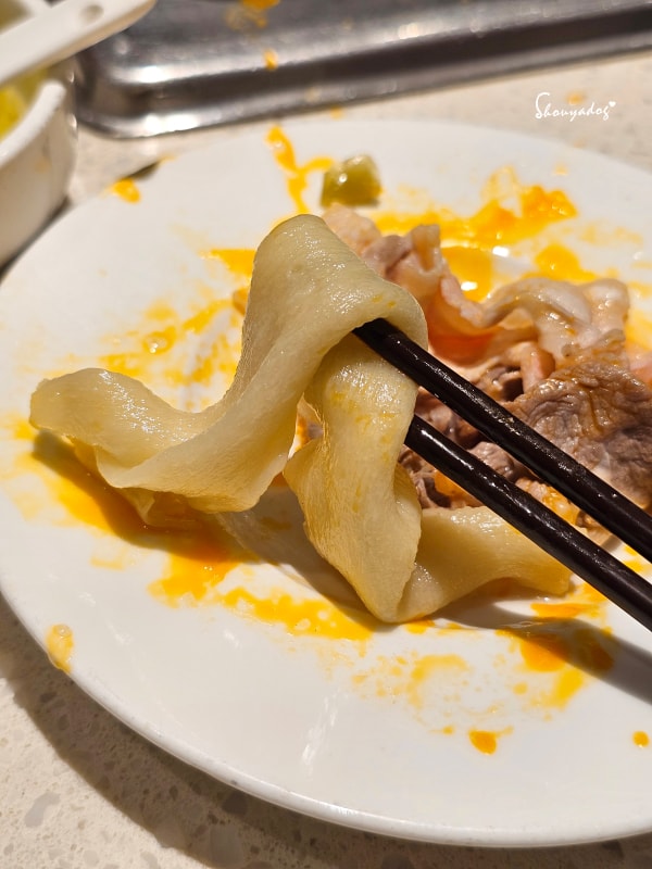 台北食記|海底撈火鍋信義微風南山店:傳承台灣一號店精神!三月兩老慶生大禮包、川劇變臉、會跳動的蛙?初體驗驚喜全紀錄 - 第53張圖 海底撈湯底推薦-撈麵秀-撈麵