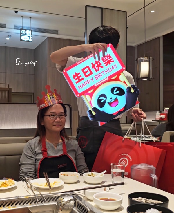 台北食記|海底撈火鍋信義微風南山店:傳承台灣一號店精神!三月兩老慶生大禮包、川劇變臉、會跳動的蛙?初體驗驚喜全紀錄 - 第55張圖 海底撈生日大禮包-周邊貼紙-海底撈餅乾-慶生服務實測