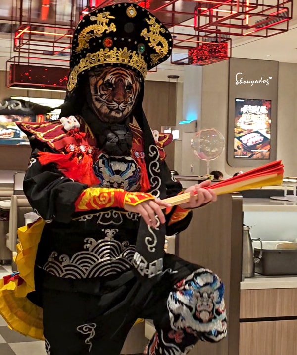 台北食記|海底撈火鍋信義微風南山店:傳承台灣一號店精神!三月兩老慶生大禮包、川劇變臉、會跳動的蛙?初體驗驚喜全紀錄 - 第57張圖 海底撈川劇變臉-互動表演第一名-信義區聚餐推薦-不限時餐廳