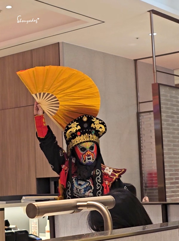 台北食記|海底撈火鍋信義微風南山店:傳承台灣一號店精神!三月兩老慶生大禮包、川劇變臉、會跳動的蛙?初體驗驚喜全紀錄 - 第58張圖 海底撈川劇變臉-互動表演第一名-信義區聚餐推薦-不限時餐廳-扇子
