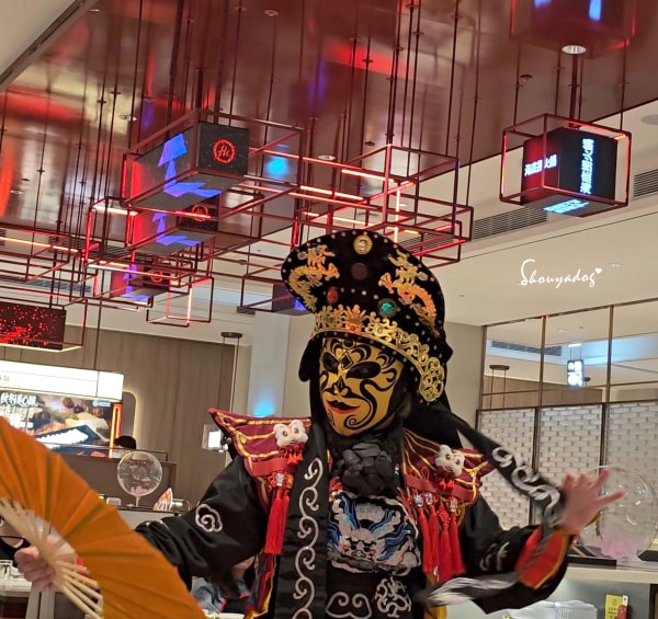 台北食記|海底撈火鍋信義微風南山店:傳承台灣一號店精神!三月兩老慶生大禮包、川劇變臉、會跳動的蛙?初體驗驚喜全紀錄 - 第59張圖 海底撈川劇變臉-互動表演第一名-信義區聚餐推薦-不限時餐廳-歡樂互動