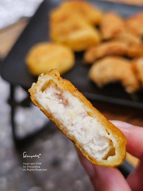 紅龍雞塊開箱|比麥當勞還好吃的居家宵夜!塔香鹹酥雞、爆爆起司條、台式無骨炸酥肉實測,Friday Night 的放縱食光 - 第9張圖 紅龍雞塊評價-比麥當勞好吃-雞塊斷面實測-肉質飽滿有彈性