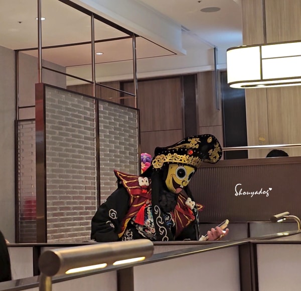 台北食記|海底撈火鍋信義微風南山店:傳承台灣一號店精神!三月兩老慶生大禮包、川劇變臉、會跳動的蛙?初體驗驚喜全紀錄 - 第60張圖 海底撈川劇變臉-互動表演第一名-信義區聚餐推薦-不限時餐廳-玩手機
