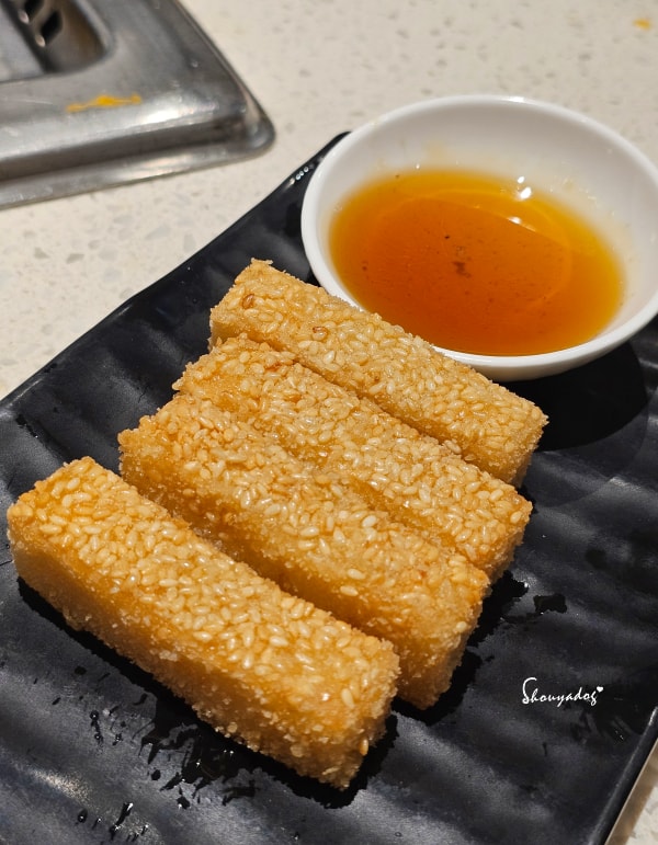 台北食記|海底撈火鍋信義微風南山店:傳承台灣一號店精神!三月兩老慶生大禮包、川劇變臉、會跳動的蛙?初體驗驚喜全紀錄 - 第62張圖 完美結尾與驚喜周邊:紅糖糍粑、哈根達斯,以及豐富的生日大禮包