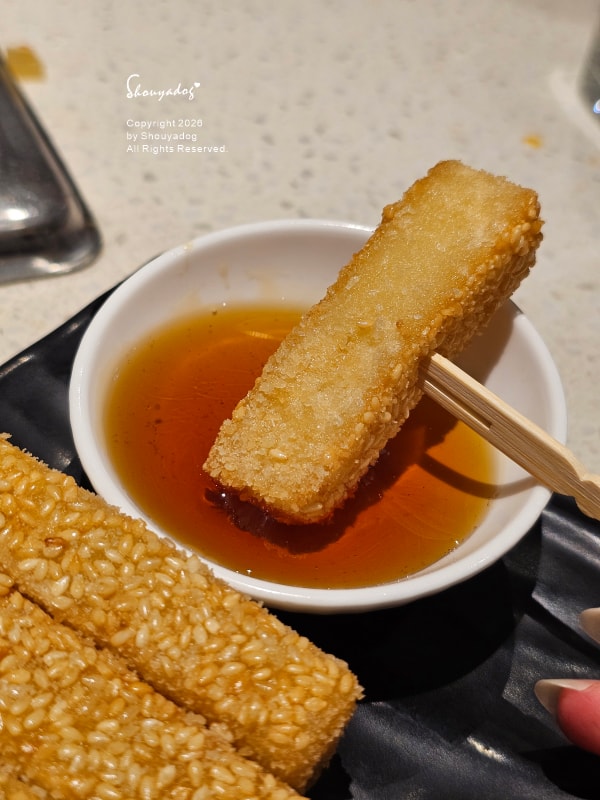 台北食記|海底撈火鍋信義微風南山店:傳承台灣一號店精神!三月兩老慶生大禮包、川劇變臉、會跳動的蛙?初體驗驚喜全紀錄 - 第63張圖 完美結尾與驚喜周邊:紅糖糍粑-沾醬