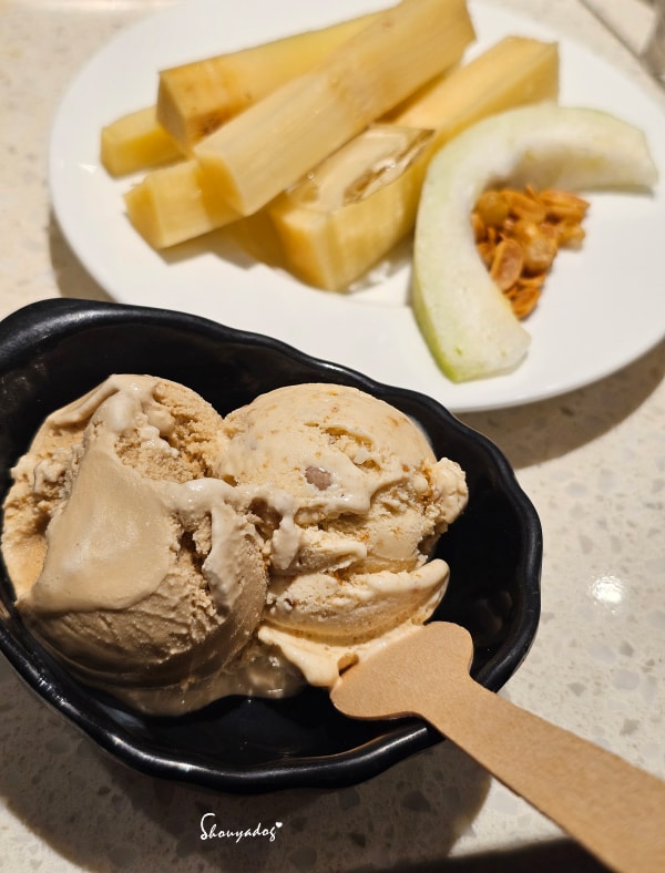台北食記|海底撈火鍋信義微風南山店:傳承台灣一號店精神!三月兩老慶生大禮包、川劇變臉、會跳動的蛙?初體驗驚喜全紀錄 - 第65張圖 海底撈湯底推薦-冰淇淋