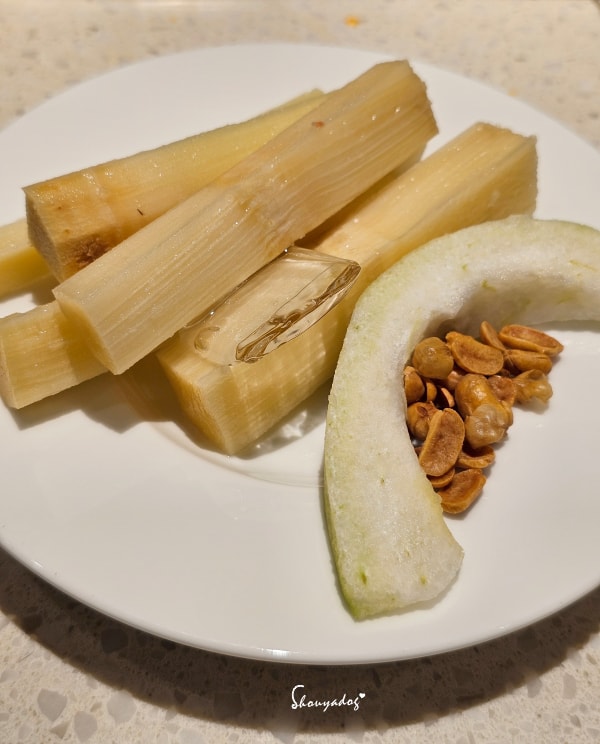 台北食記|海底撈火鍋信義微風南山店:傳承台灣一號店精神!三月兩老慶生大禮包、川劇變臉、會跳動的蛙?初體驗驚喜全紀錄 - 第67張圖 海底撈湯底推薦-水果