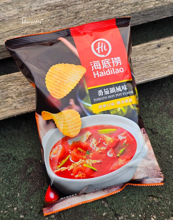 台北食記|海底撈火鍋信義微風南山店:傳承台灣一號店精神!三月兩老慶生大禮包、川劇變臉、會跳動的蛙?初體驗驚喜全紀錄 - 第71張圖 海底撈生日大禮包-周邊貼紙-海底撈餅乾-慶生服務實測-洋芋片