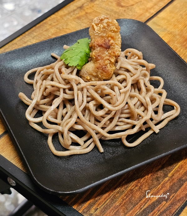 紅龍雞塊開箱|比麥當勞還好吃的居家宵夜!塔香鹹酥雞、爆爆起司條、台式無骨炸酥肉實測,Friday Night 的放縱食光 - 第10張圖 台式無骨炸酢肉:外酥內嫩的靈魂配角,加入羹麵瞬間變身名店小吃