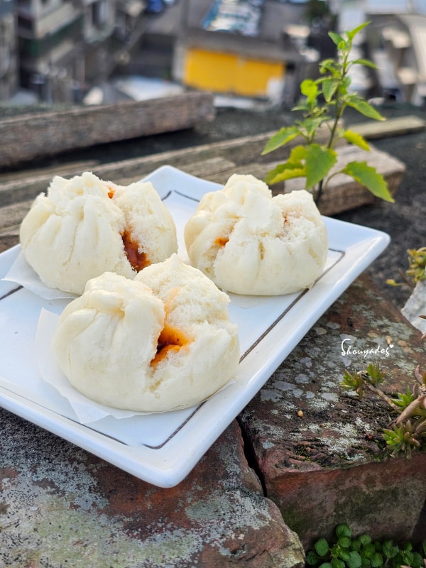 宅配港點推薦|凍了點心:蜜汁叉燒包、港式蘿蔔糕、鮮蝦餃皇的隱藏版蒸法,在家也能港式飲茶 - 第9張圖 蜜汁叉燒包-港式點心宅配-下午茶點心建議-一盤