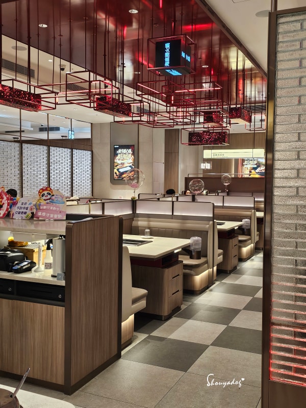 台北食記|海底撈火鍋信義微風南山店:傳承台灣一號店精神!三月兩老慶生大禮包、川劇變臉、會跳動的蛙?初體驗驚喜全紀錄 - 第8張圖 海底撈信義微風南山店-門市外觀-台北捷運市政府站美食-一號店傳承-用餐空間