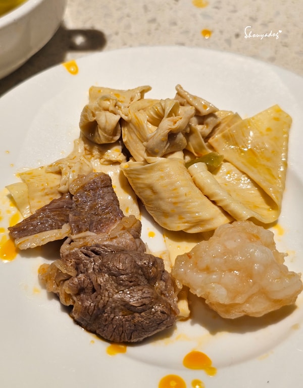 台北食記|海底撈火鍋信義微風南山店:傳承台灣一號店精神!三月兩老慶生大禮包、川劇變臉、會跳動的蛙?初體驗驚喜全紀錄 - 第32張圖 海底撈湯底推薦-豆皮-蝦滑-牛肉
