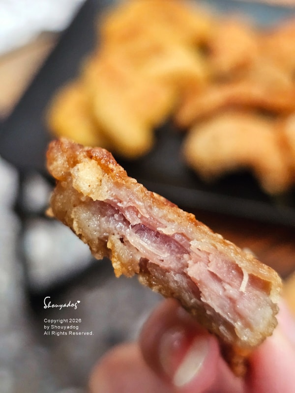 紅龍雞塊開箱|比麥當勞還好吃的居家宵夜!塔香鹹酥雞、爆爆起司條、台式無骨炸酥肉實測,Friday Night 的放縱食光 - 第12張圖 台式無骨炸酢肉食譜-炸肉羹麵做法-紅龍推薦-粉嫩斷面