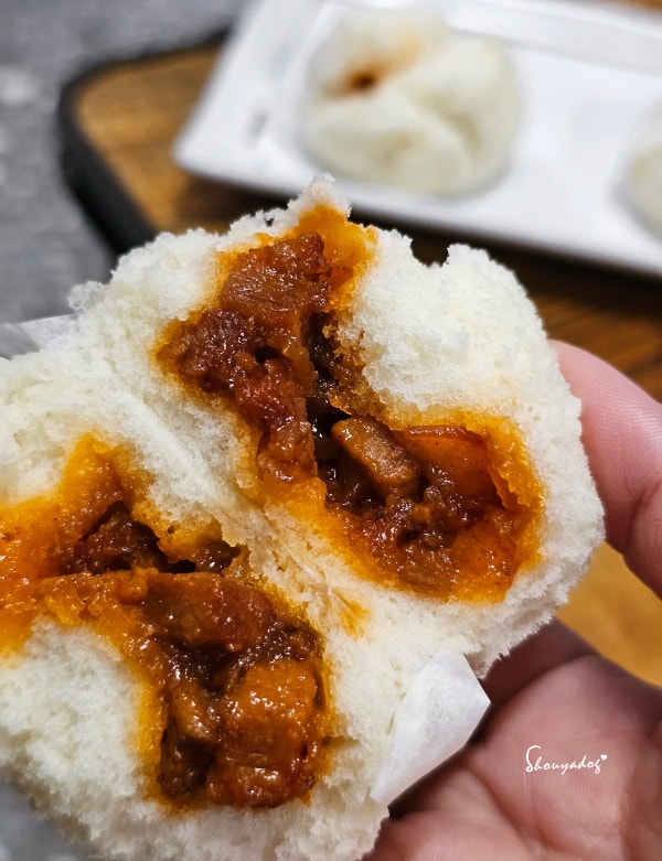 宅配港點推薦|凍了點心:蜜汁叉燒包、港式蘿蔔糕、鮮蝦餃皇的隱藏版蒸法,在家也能港式飲茶 - 第10張圖 蜜汁叉燒包-港式點心宅配-下午茶點心建議-多汁內餡特寫