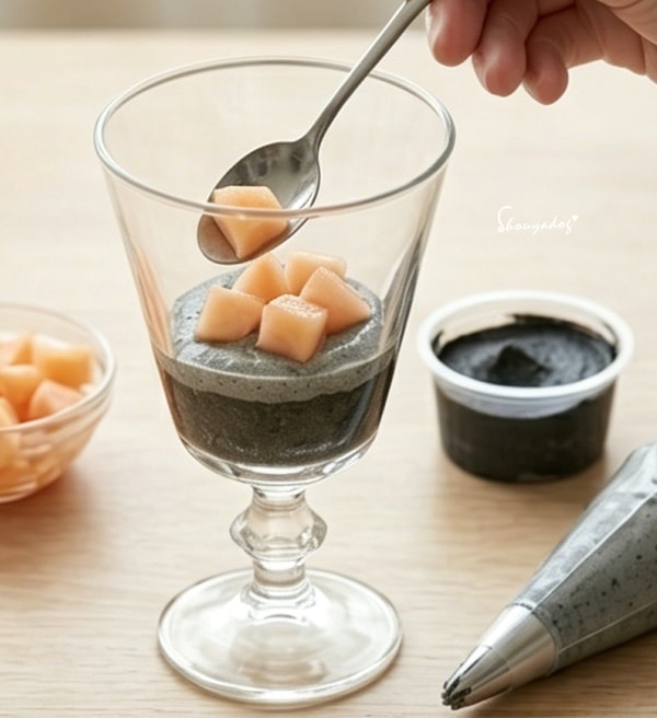 全聯家樂福必買|夏季甜點首選:誰能抵抗這杯有桂冠晶彩小圓子加持的帕菲 Parfait 🍨 - 第1張圖 自製帕菲過程-燕麥、冰淇淋與桂冠小圓子的層次疊加-shouyadog