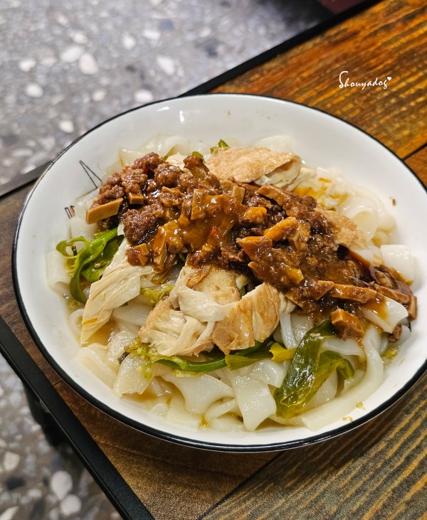 栗園米食-國宴粄條-辣味炸醬粄條-豆皮