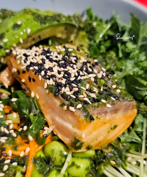 忠孝SOGO美食|gonna EXPRESS:細品地中海風格的原型食物。Power Bowl 跟 Poke 哪裡不同? - 第11張圖 gonnaEXPRESS-青醬酪梨烤鮭魚碗-煎香鮭魚與台梗九號米基底