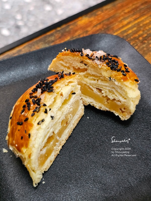 黃金田燒餅：酥到掉渣的千層空氣感，焦糖牛奶糖與鹽之花的鹹甜滋味