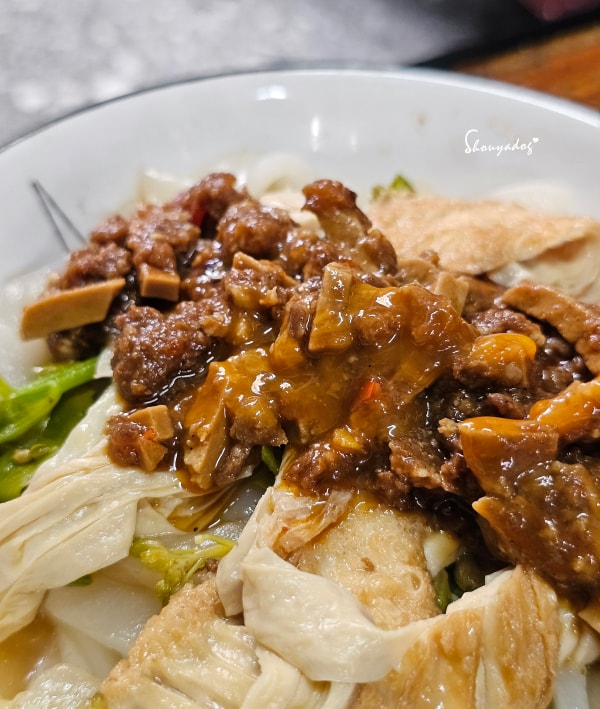 栗園米食-國宴粄條-辣味炸醬粄條-豆皮-醬料特寫