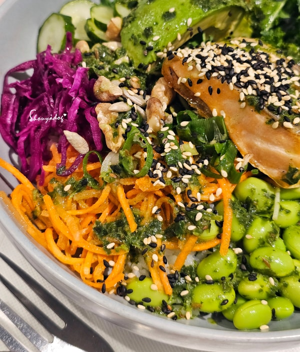 忠孝SOGO美食|gonna EXPRESS:細品地中海風格的原型食物。Power Bowl 跟 Poke 哪裡不同? - 第14張圖 gonnaEXPRESS-青醬酪梨烤鮭魚碗-煎香鮭魚與台梗九號米基底-多元品項