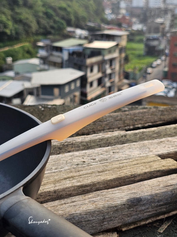 廚房好物推薦 | CUGF廚貴妃:不傷鍋的包鋼矽膠鍋鏟、自動開合噴倒兩用油瓶,小瓢蟲也愛的料理時光 - 第13張圖 CUGF-廚貴妃-矽膠鍋鏟-430不鏽鋼內芯-不傷鍋鏟子-把柄