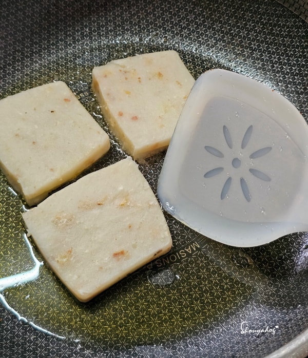 廚房好物推薦 | CUGF廚貴妃:不傷鍋的包鋼矽膠鍋鏟、自動開合噴倒兩用油瓶,小瓢蟲也愛的料理時光 - 第18張圖 矽膠鍋鏟推薦-翻炒蘿蔔糕-不沾鍋專用鏟-耐高溫230度