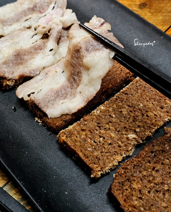 簡約版Smørrebrød-把羊肉片放到德國麵包上
