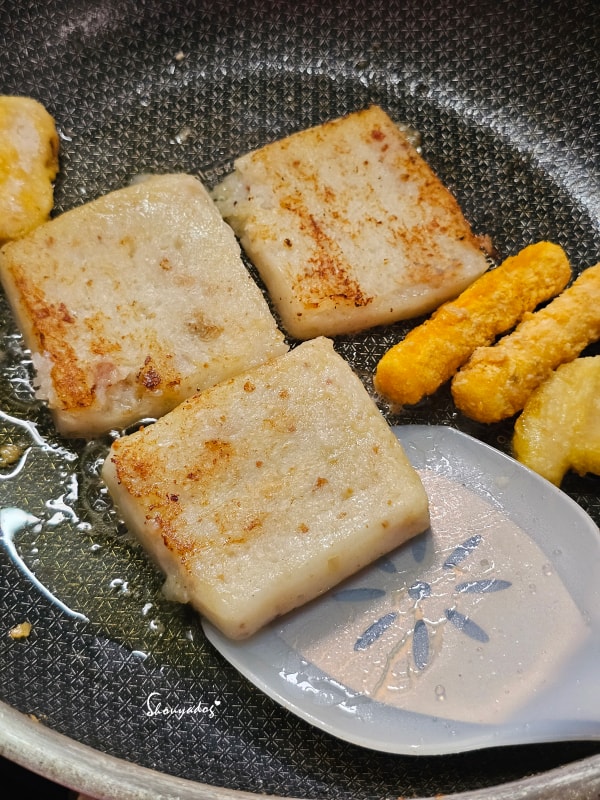 廚房好物推薦 | CUGF廚貴妃:不傷鍋的包鋼矽膠鍋鏟、自動開合噴倒兩用油瓶,小瓢蟲也愛的料理時光 - 第19張圖 矽膠鍋鏟推薦-翻炒蘿蔔糕-不沾鍋專用鏟-耐高溫230度-翻面