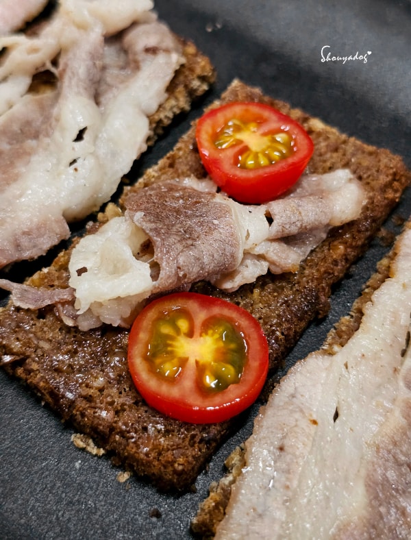 簡約版Smørrebrød-再放上小番茄切片