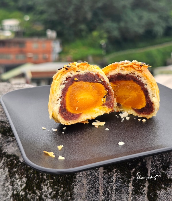 鹽之花蛋黃酥：點亮味蕾的水晶吊燈，手剝紅土蛋黃的濕潤靈魂