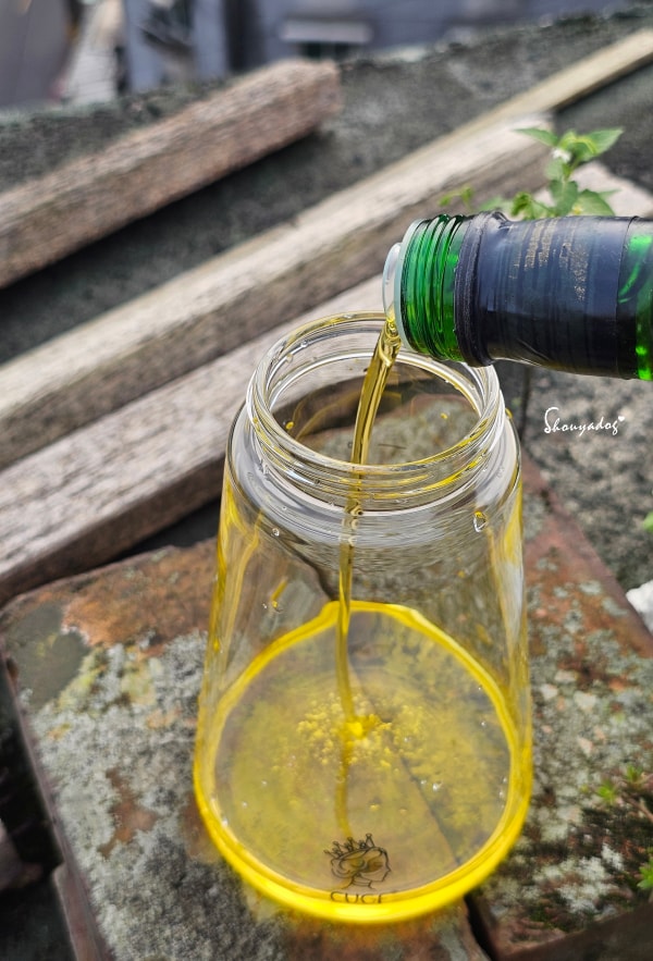 廚房好物推薦 | CUGF廚貴妃:不傷鍋的包鋼矽膠鍋鏟、自動開合噴倒兩用油瓶,小瓢蟲也愛的料理時光 - 第3張圖 CUGF-廚貴妃-噴倒兩用油瓶:高硼矽玻璃的純淨感,單手操作的優雅節奏