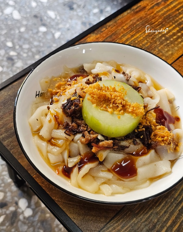 栗園米食-國宴粄條-金蔥鵝油粄條-大黃瓜與香蒜酥的主視覺搭配