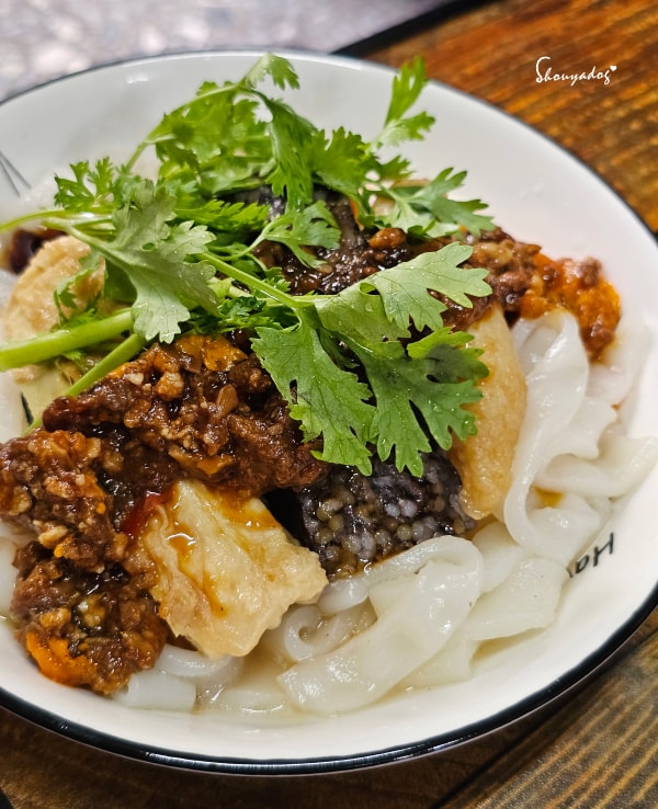 栗園米食-國宴粄條-泰式酸辣打拋豬粄條-滿滿香菜與豬血糕甜不辣-特寫