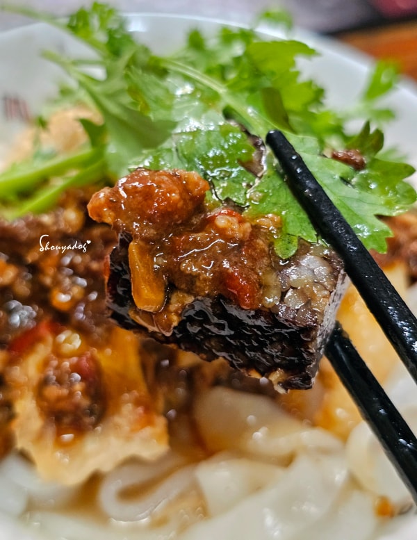 栗園米食-國宴粄條-泰式酸辣打拋豬粄條-夾起豬血糕