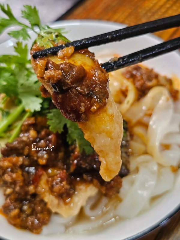 栗園米食-國宴粄條-泰式酸辣打拋豬粄條-夾起甜不辣
