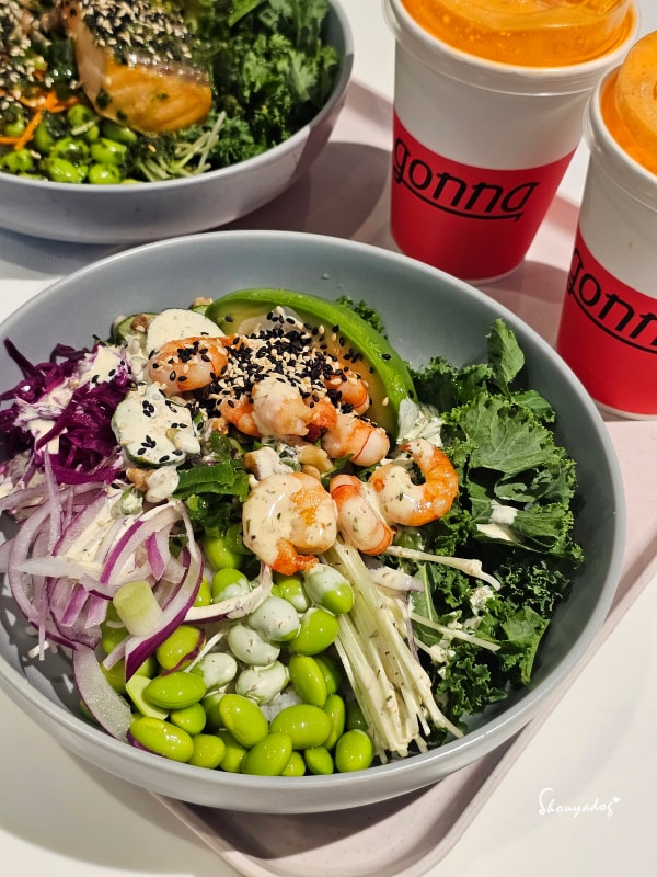 忠孝SOGO美食|gonna EXPRESS:細品地中海風格的原型食物。Power Bowl 跟 Poke 哪裡不同? - 第4張圖 根島海蝦酪梨碗-緊緻飽滿的海蝦與毛豆配料