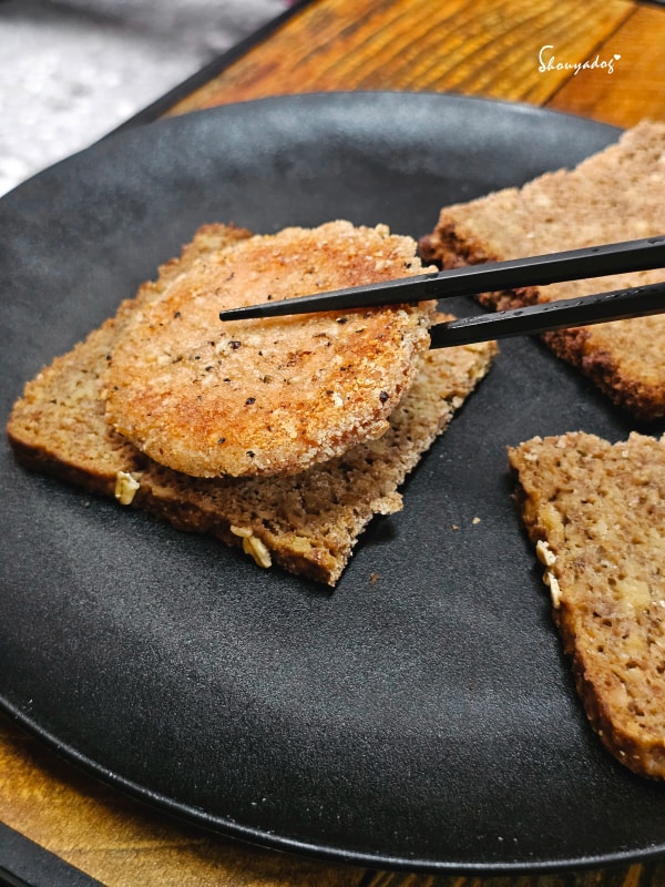 黑胡椒豬排放在德國麵包上