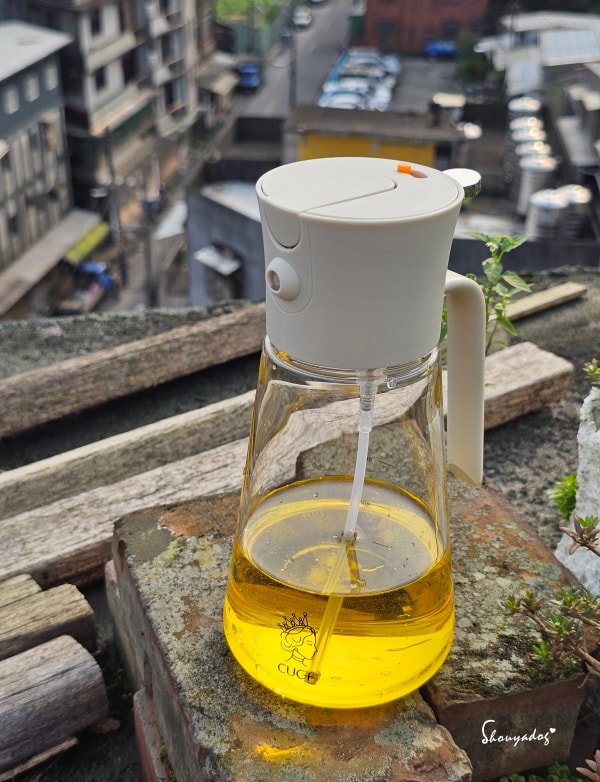 廚房好物推薦 | CUGF廚貴妃:不傷鍋的包鋼矽膠鍋鏟、自動開合噴倒兩用油瓶,小瓢蟲也愛的料理時光 - 第4張圖 CUGF-廚貴妃-噴倒兩用油瓶-高硼矽玻璃-自動開合