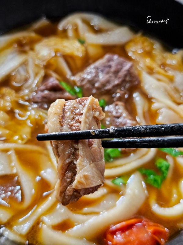 紅燒牛肉湯粄條-牛肋條與小番茄白菜的組合-夾起來